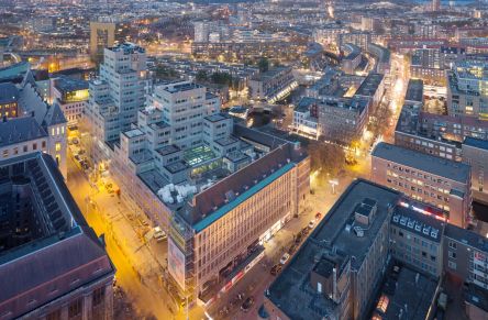 Halve Eifeltoren aan staal in Timmerhuis