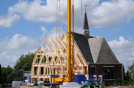 Houten spanten Marktpleinkerk in Hoofddorp staan